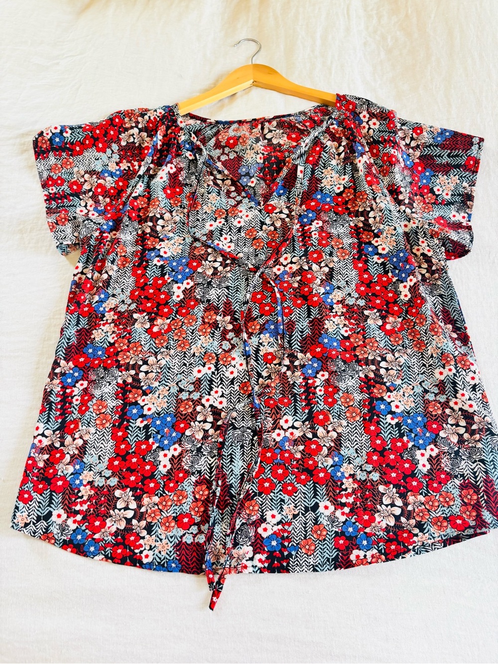 SHEIN Red Floral V-Neck Tie-Front Short Sleeve Blouse - Picture 5 of 7